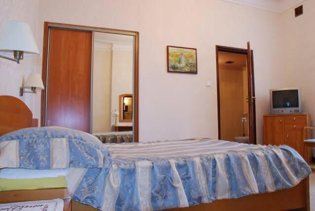 Hotel Daria Dworek Mysliwski Лодзь Екстер'єр фото
