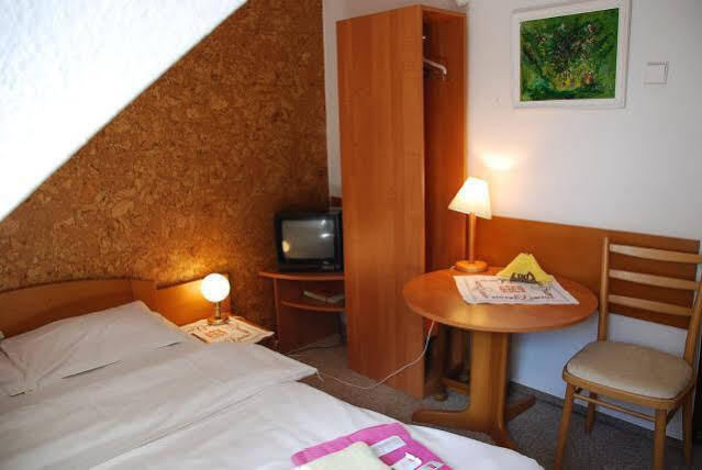 Hotel Daria Dworek Mysliwski Лодзь Екстер'єр фото